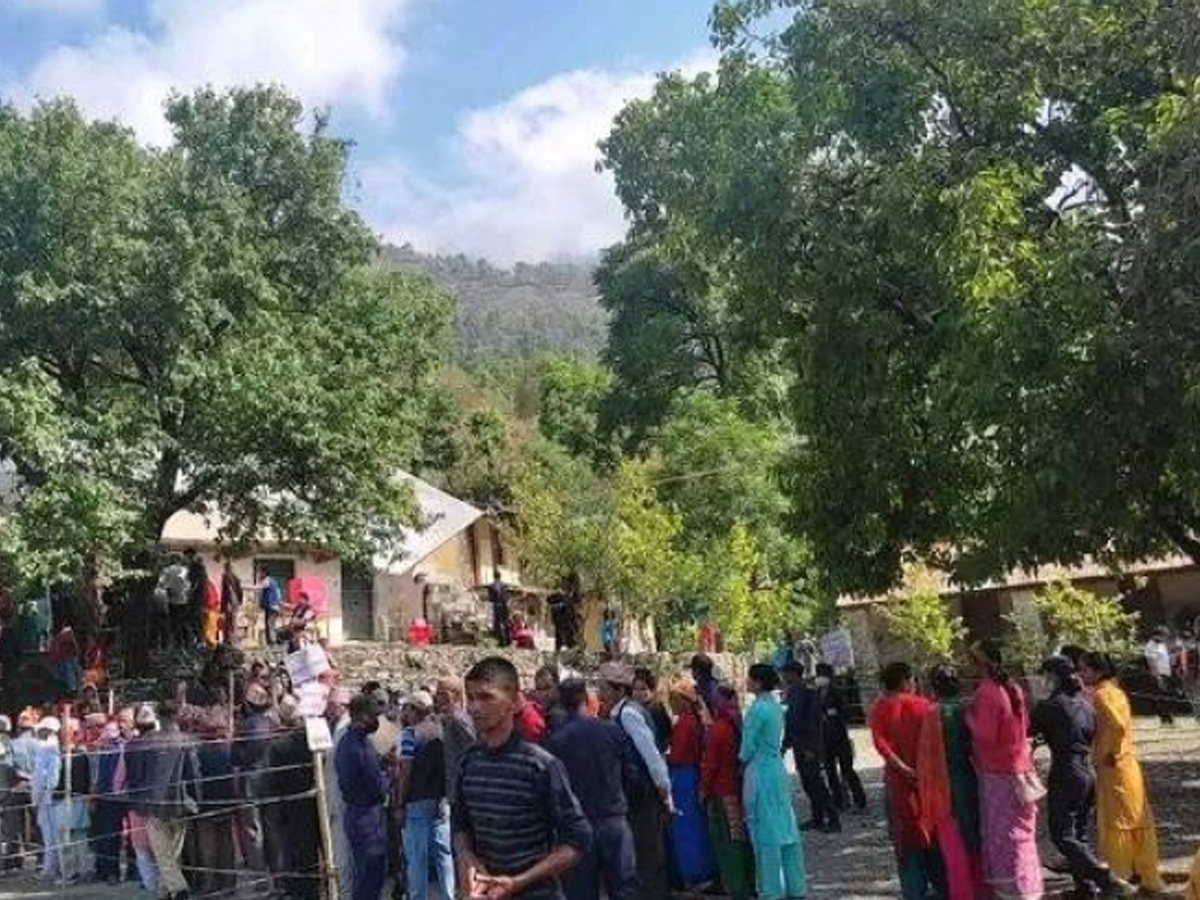 बझाङको जयपृथ्वीमा सत्तागठबन्धन र एमालेका कार्यकर्ताबीच झडप, मतपत्र च्यातियो 